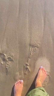 Halle Bailey feet photo thumbnail