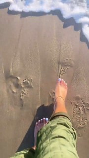 Halle Bailey feet photo thumbnail