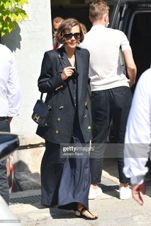 Maggie Gyllenhaal feet photo thumbnail