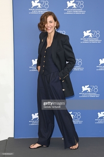 Maggie Gyllenhaal feet photo thumbnail