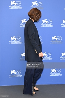Maggie Gyllenhaal feet photo thumbnail