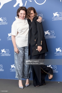 Maggie Gyllenhaal feet photo thumbnail