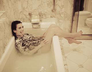 Dua Lipa feet photo thumbnail