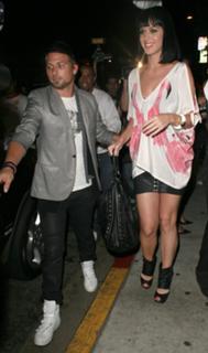 Katy Perry feet photo thumbnail