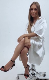 Carla Diaz feet photo thumbnail