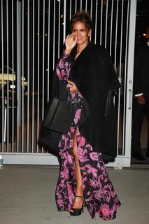 Halle Berry feet photo thumbnail