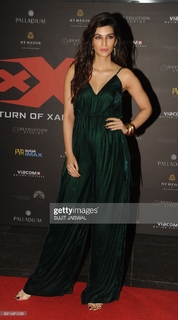 Kriti Sanon feet photo thumbnail