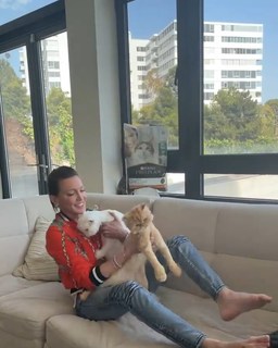 Katie Cassidy feet photo thumbnail