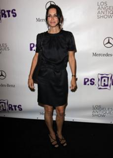 Courteney Cox feet photo thumbnail