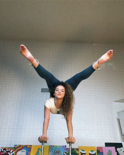 Sofie Dossi feet photo thumbnail