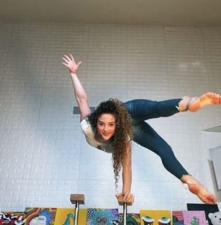 Sofie Dossi feet photo thumbnail