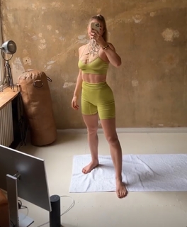 Lola Weippert feet photo thumbnail
