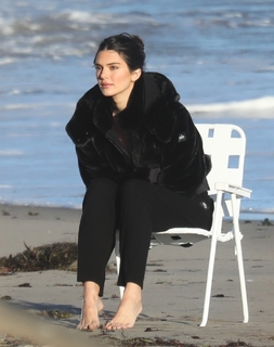 Kendall Jenner feet photo thumbnail