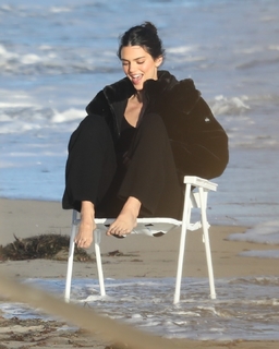 Kendall Jenner feet photo thumbnail