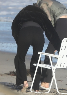 Kendall Jenner feet photo thumbnail