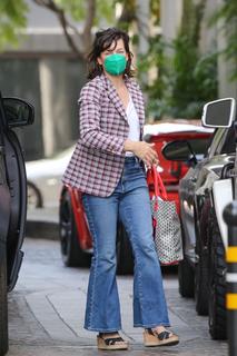Milla Jovovich feet photo thumbnail