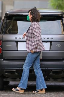 Milla Jovovich feet photo thumbnail