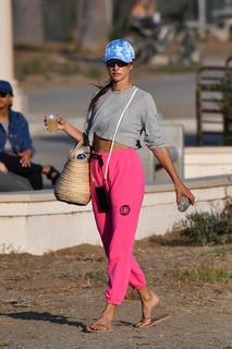 Alessandra Ambrosio feet photo thumbnail