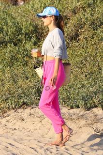 Alessandra Ambrosio feet photo thumbnail