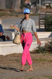 Alessandra Ambrosio feet photo thumbnail