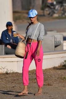 Alessandra Ambrosio feet photo thumbnail