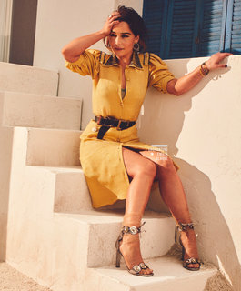 Emilia Clarke feet photo thumbnail