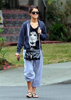 Shenae Grimes-Beech feet photo thumbnail