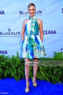 January Jones feet photo thumbnail