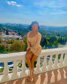 Halle Bailey feet photo thumbnail