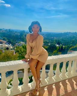 Halle Bailey feet photo thumbnail