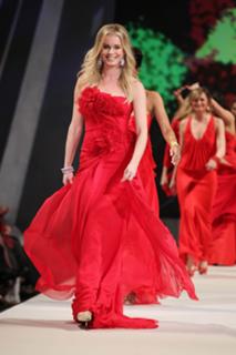 Rebecca Romijn feet photo thumbnail