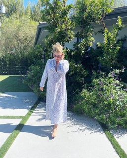 Daisy Fuentes feet photo thumbnail