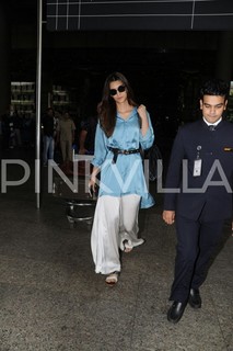 Kriti Sanon feet photo thumbnail