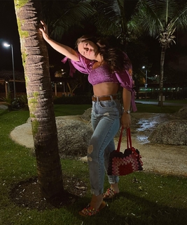 Larissa Manoela feet photo thumbnail