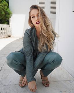 Carla Diaz feet photo thumbnail