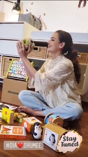 Dia Mirza feet photo thumbnail