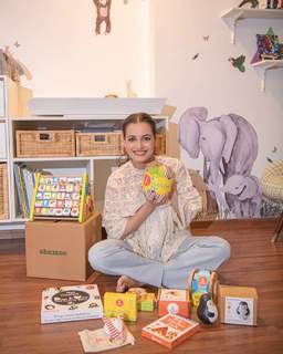 Dia Mirza feet photo thumbnail