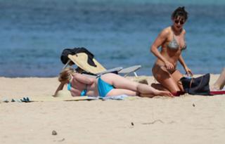 Scarlett Johansson feet photo thumbnail