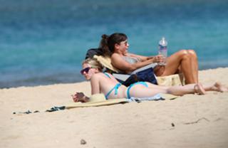 Scarlett Johansson feet photo thumbnail