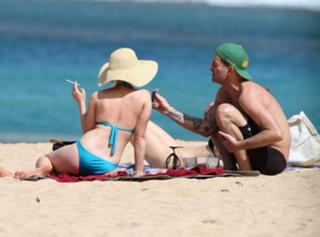 Scarlett Johansson feet photo thumbnail
