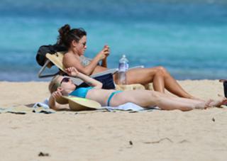 Scarlett Johansson feet photo thumbnail