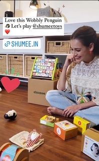Dia Mirza feet photo thumbnail