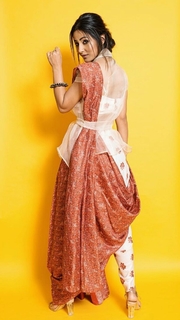 Hina Khan feet photo thumbnail