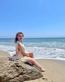Alyssa Milano feet photo thumbnail