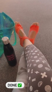 Hina Khan feet photo thumbnail