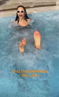 Olga Kurylenko feet photo thumbnail