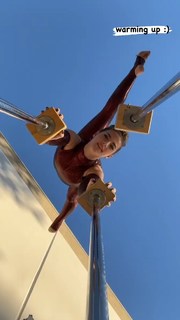 Sofie Dossi feet photo thumbnail
