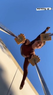 Sofie Dossi feet photo thumbnail