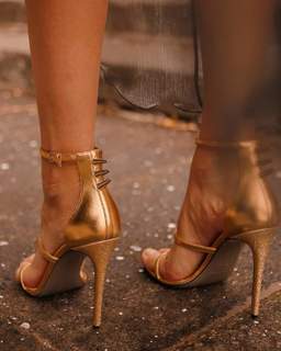 Valentina Vignali feet photo thumbnail