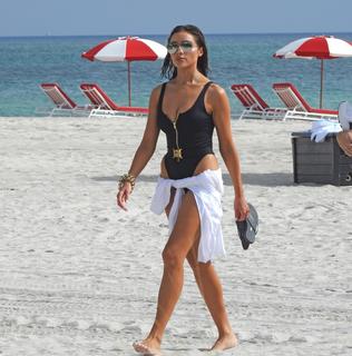 Olivia Culpo feet photo thumbnail